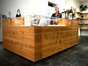 Ladenbau Massivholz Norwegen Oslo Möbel Tischlerei Dresden Tresen aus Holz