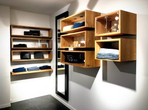 Ladenbau Massivholz Norwegen Möbel Tischlerei Dresden Vitrine Schaukasten Eiche Rohstahl