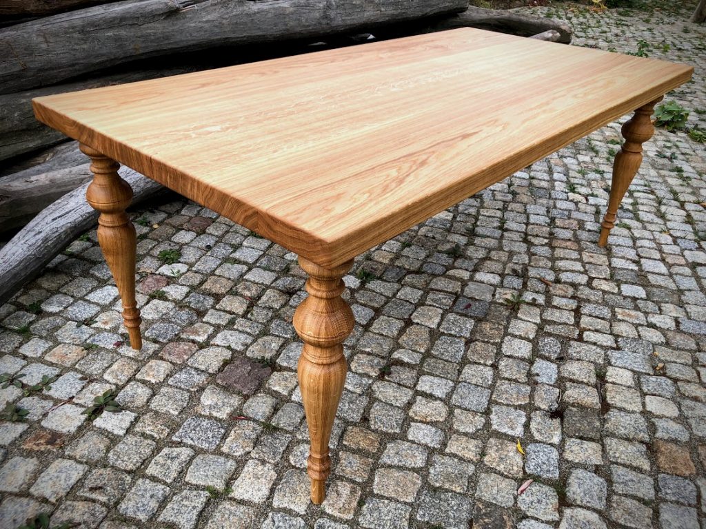 Tisch Mit Gedrechselten Beinen