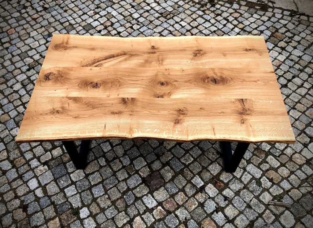 Tisch aus Wildeiche mit Baumkante: Dieser Tisch steht dort wo früher