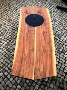 Geköhltes Eichenholz Nussbaum Tischplatte Reparatur Brandschaden Tisch mit Baumkante Rinde