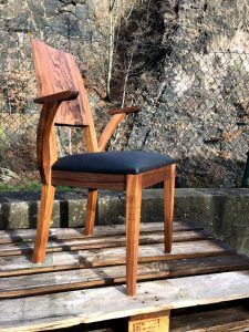 Holz Stuhl aus Nussbaum mit Lederpolster