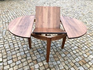 Runder Tisch verlängerbar aus Nussbaum