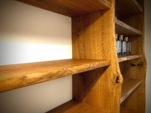 Rustikales Regal aus Eiche mit Rinde natürliche Wuchsform mit Baumkante