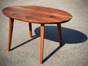 Ovaler Tisch aus Nussbaum Holz Möbel Tischlerei Dresden Tisch oval Massivholz