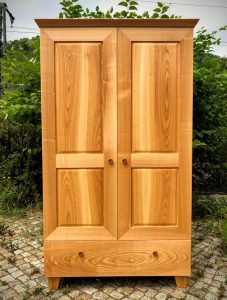 Kleiderschrank aus Kirschbaum Massivholz Möbeltischlerei Sinnesmagnet Dresden