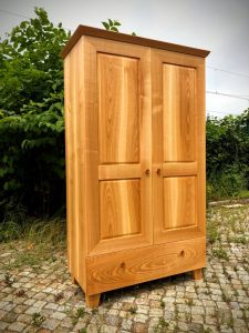 Kleiderschrank aus Kirschbaum Massivholz Möbeltischlerei Sinnesmagnet Dresden