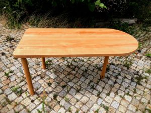 Dreibeiniger Tisch mit Rundung aus massiver Kernbuche