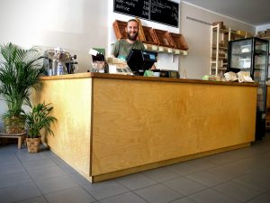 Verkaufstresen für Quäntchen - Verpackungsfrei einkaufen; Deckplatte massive Eiche, Verkleidung aus Birke-Sperrholz