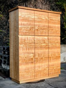 Kleiderschrank aus massiver Esche mit drei Türen Möbel Tischlerei Dresden