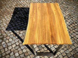 Tisch aus Robinienholz mit Baumkante geschwungene Waldkante Unikat Möbel aus Massivholz