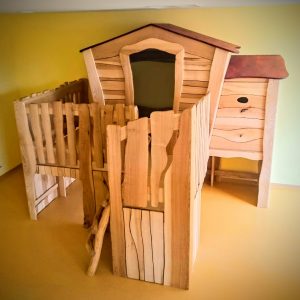 Kindergartenausstattung Spielhaus Hochebene und Schlafhöhle Massivholz
