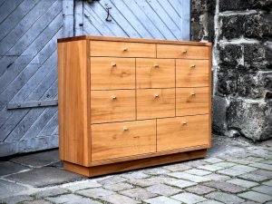 Kommode aus Rüster viele Schubkästen Sideboard Möbel aus Holz Dresden