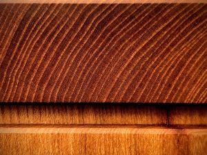 Holzmuster Schreibtischplatte aus Ulmenholz Rüster