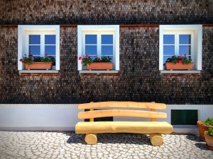 Urige Gartenbank aus Robinie Halbstamm Waldbank Geschenk Hochzeit