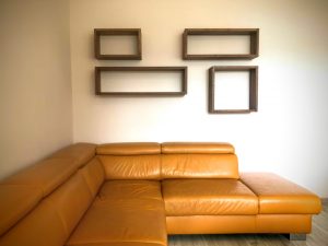 Kleine Wand-Regale aus massivem Nussbaum-Holz