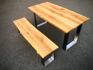 Massivholz-Tisch aus Eiche mit Edelstahlkufen geschwungene Baumkante Tischgestell aus Stahl Möbel Dresden