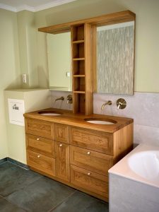 Waschtisch aus massiver Eiche Badezimmer Möbel aus Massivholz Tischlerei Dresden