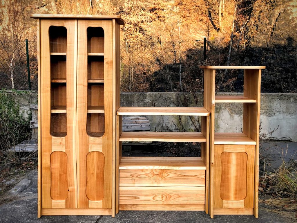 Möbel aus Kirschbaumholz mit geschwungener Baumkante - Sinnesmagnet