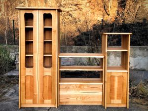 Kirschbaum Vitrine Schrank mit organisch geschwungenen Baumkanten Massivholz Möbel Dresden