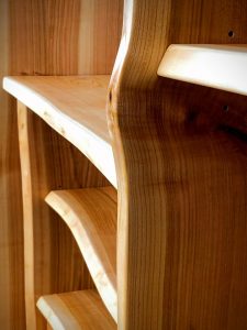 Kirschholzmöbel mit geschwungener Baumkante Tischlerei Dresden