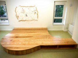 Geschwungenes Spielpodest in Kindergarten Dresden KIGA Esche