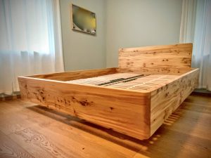 Schwebendes Bett metallfrei aus Rüster Ulme Holz