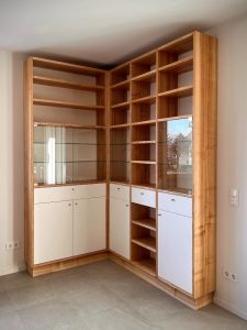 Eckschrank Vitrine Massivholz nach Maß
