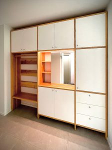 Einbaugarderobe nach Maß Massivholz und Lackfront