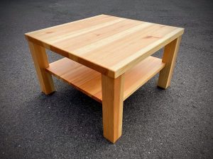 Couchtisch nach Maß aus Kiefer Massivholz