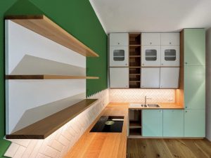 Küche Dresden: Arbeitsplatte und farbig lackierte Küchen-Front