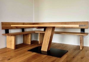 Eckbank und Tisch mit Mittelfuß aus Eiche