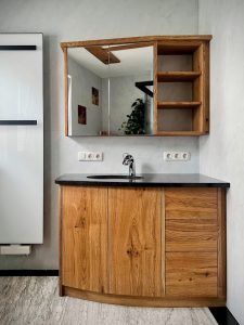 Waschtisch aus Eiche mit runden Türen, schwarzer Steinplatte und Spiegelschrank