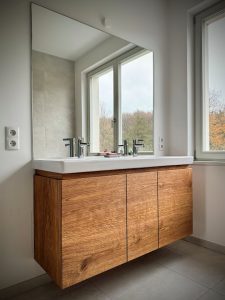 Unterbau-Waschtisch aus Eiche unter vorhandenem Waschbecken