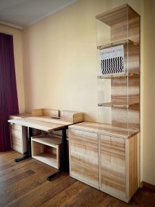 Schreibtisch elektrisch höhenverstellbar aus Massivholz