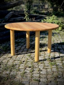 Runder-Couchtisch aus Massivholz