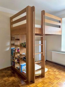 Massivholz-Hochbett aus Eiche mit Regal