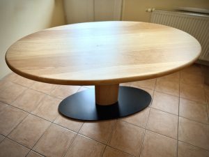 Ovaler Tisch aus Buche-Massivholz mit Mittelfuß