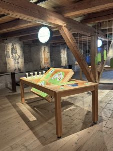 Massivholz-Tisch von der Möbel-Tischlerei Sinnesmagnet in Dresden - Ausstellungsbau für Schloss Weesenstein