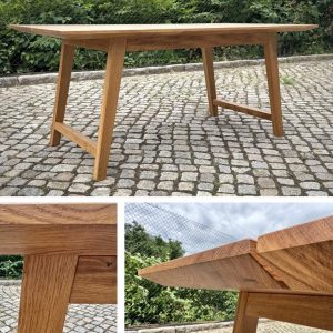 Tisch aus geölten Eiche-Massivholz-Bohlen mit Schweizer-Kante.