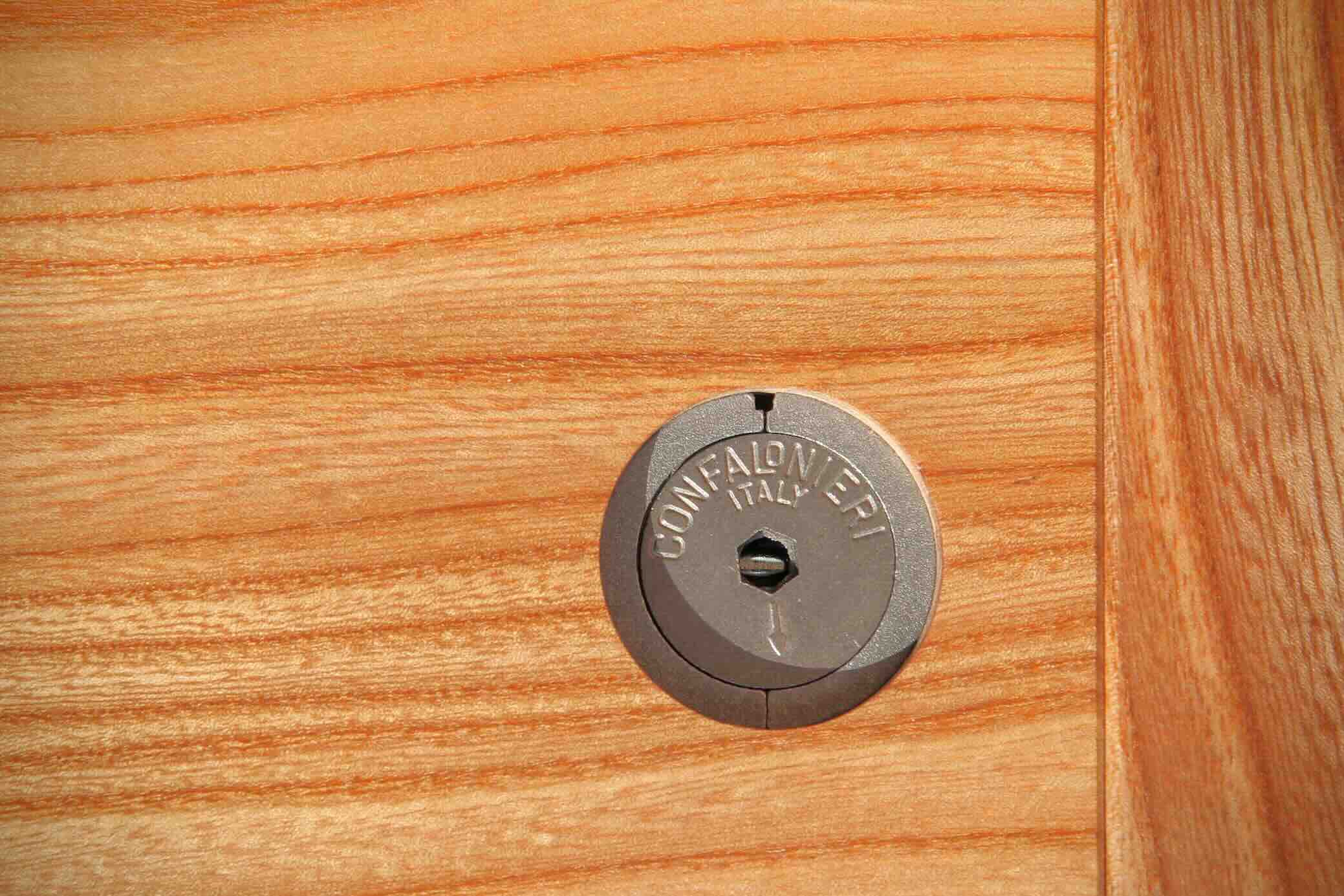 Stabiler Möbelverbinder aus Italien